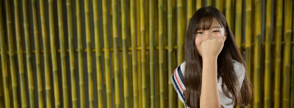 Portret Van Jong Mooi Aziatisch Tiener Meisje Tegen Bamboe Hek — Stockfoto