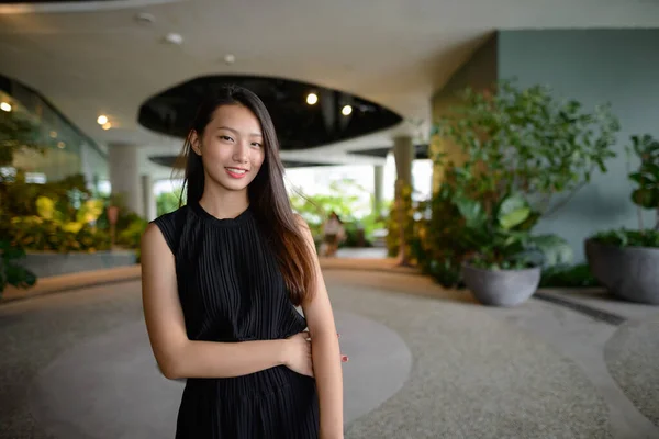Porträtt Ung Vacker Asiatisk Affärskvinna Inomhusträdgården — Stockfoto