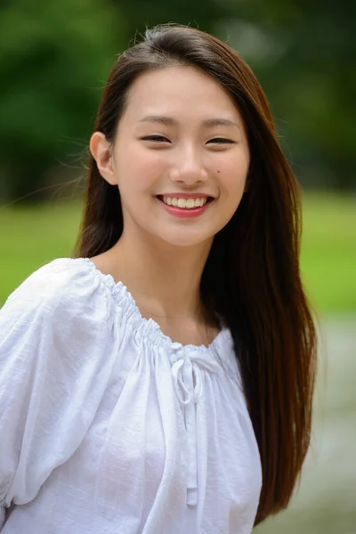 Porträtt Ung Vacker Asiatisk Tonåring Flicka Parken — Stockfoto
