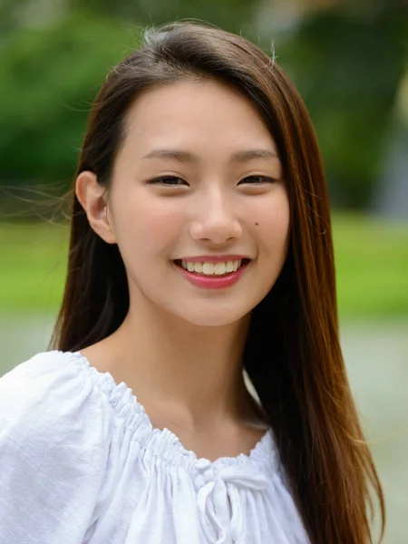 Porträtt Ung Vacker Asiatisk Tonåring Flicka Parken — Stockfoto