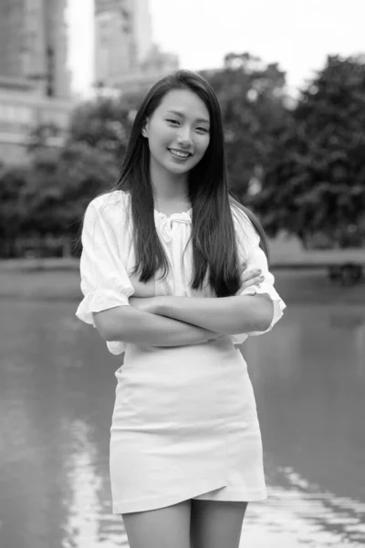 Portret Młodej Pięknej Azjatyckiej Nastolatki Parku Czerni Bieli — Zdjęcie stockowe