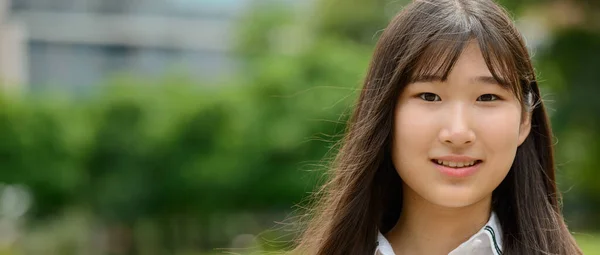 Portret Van Jong Mooi Aziatisch Tiener Meisje Het Park — Stockfoto