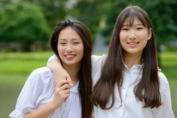 Portret Dwóch Młodych Pięknych Azjatyckich Nastolatek Razem Parku — Zdjęcie stockowe