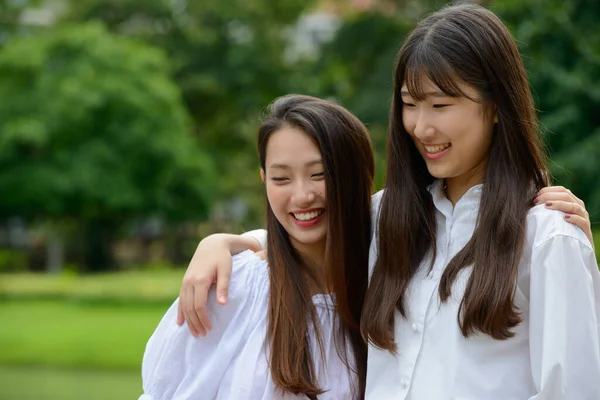 Portret Van Twee Jonge Mooie Aziatische Tienermeisjes Samen Het Park — Stockfoto