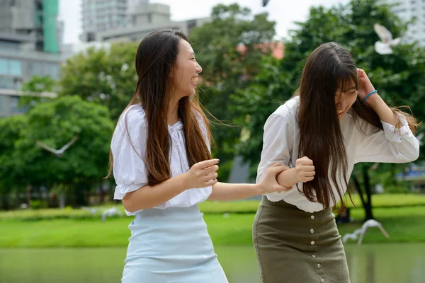 公园里两个年轻美丽的亚洲少女的画像 — 图库照片