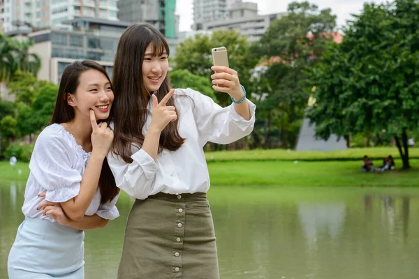 Portrait Two Young Beautiful Asian Teenage Girls Together Park — Stock Photo, Image