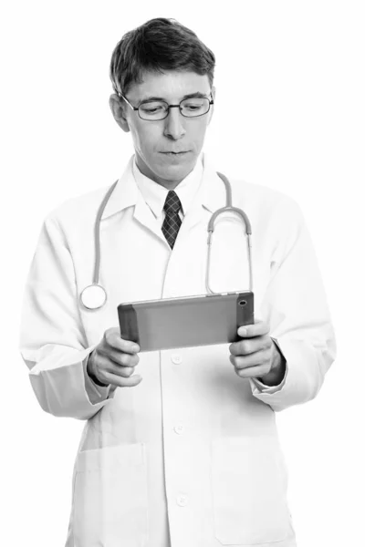 Studioaufnahme Eines Arztes Mit Brille Vor Weißem Hintergrund Schwarz Weiß — Stockfoto