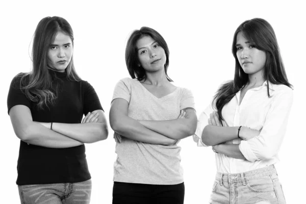 Estúdio Tiro Três Jovens Mulheres Asiáticas Juntos Isolado Contra Fundo — Fotografia de Stock