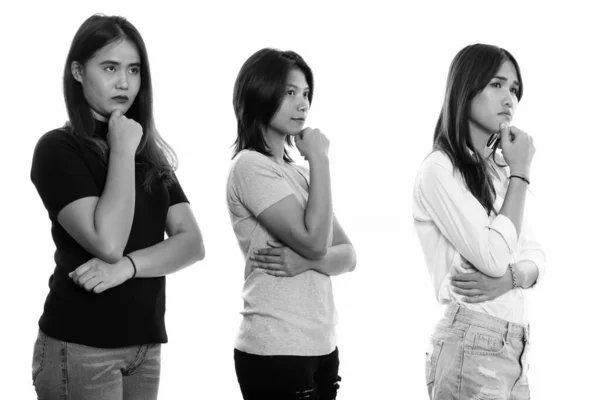 Estúdio Tiro Três Jovens Mulheres Asiáticas Juntos Isolado Contra Fundo — Fotografia de Stock