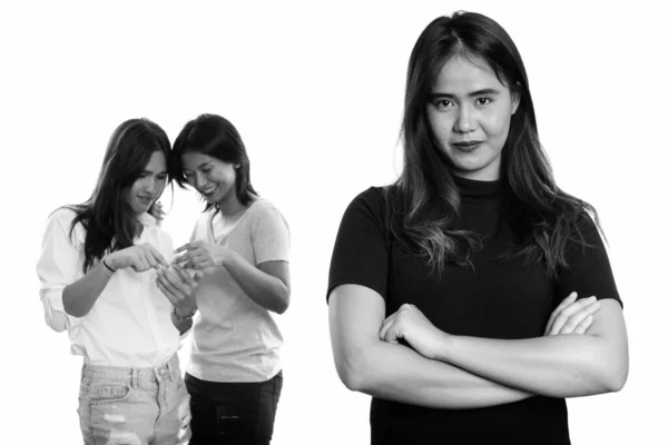 黒と白の白を背景に3人の若いアジア人女性のスタジオ撮影 — ストック写真