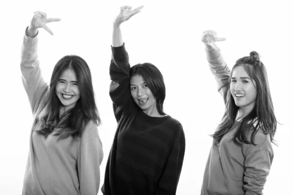 Зйомки Трьох Молодих Азіатських Жінок Ізольованих Від Білого Фону Чорно — стокове фото