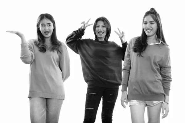 黒と白の白を背景に3人の若いアジア人女性のスタジオ撮影 — ストック写真