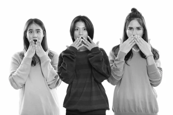 Stúdió Lövés Három Fiatal Ázsiai Nők Együtt Elszigetelt Fehér Háttér — Stock Fotó