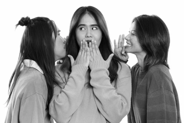 Estudio Tres Jóvenes Asiáticas Juntas Aisladas Sobre Fondo Blanco Blanco —  Fotos de Stock