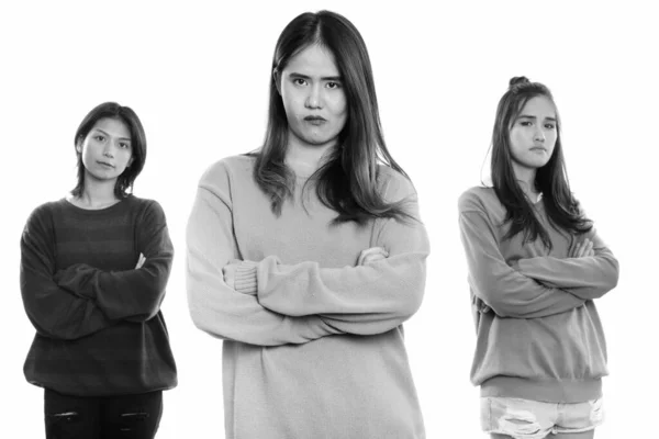 Studio Shot Van Drie Jonge Aziatische Vrouwen Samen Geïsoleerd Tegen — Stockfoto