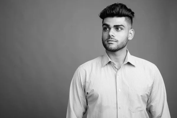 Studioaufnahme Eines Jungen Gut Aussehenden Indischen Geschäftsmannes Vor Grauem Hintergrund — Stockfoto