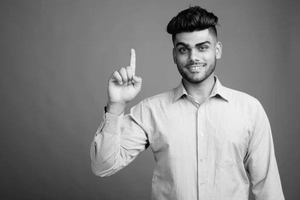 Studioaufnahme Eines Jungen Gut Aussehenden Indischen Geschäftsmannes Vor Grauem Hintergrund — Stockfoto