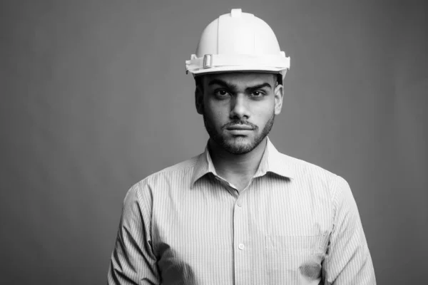 Estúdio Tiro Jovem Bonito Empresário Indiano Como Engenheiro Vestindo Hardhat — Fotografia de Stock