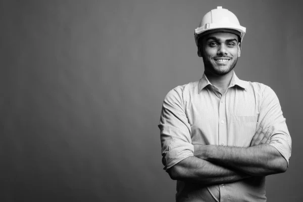 Зйомки Молодого Індійського Бізнесмена Інженера Одягненого Твердий Капелюх Проти Сірого — стокове фото