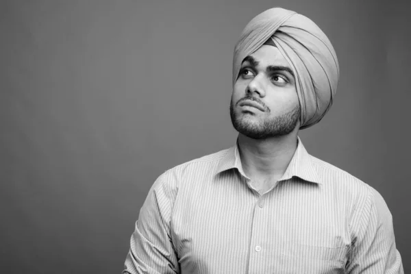 Estudio Joven Guapo Empresario Sikh Indio Con Turbante Sobre Fondo — Foto de Stock