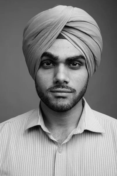 Studio Skott Ung Vacker Indisk Sikh Affärsman Bär Turban Mot — Stockfoto