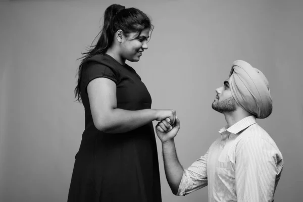 Studio Záběr Mladý Indický Pár Spolu Lásce Proti Šedé Pozadí — Stock fotografie