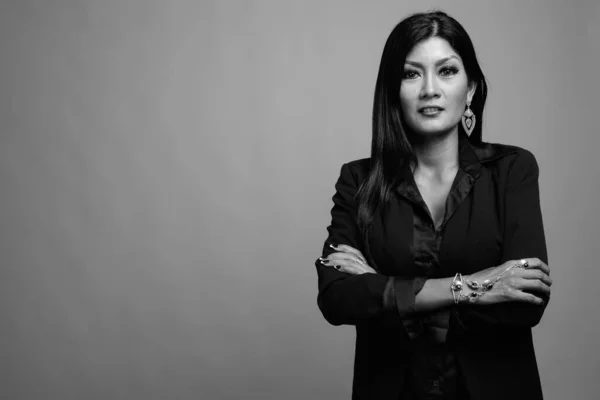 Olgun Güzel Asyalı Kadınının Gri Arka Plana Karşı Siyah Beyaz — Stok fotoğraf