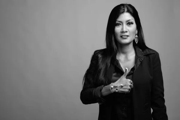 Olgun Güzel Asyalı Kadınının Gri Arka Plana Karşı Siyah Beyaz — Stok fotoğraf