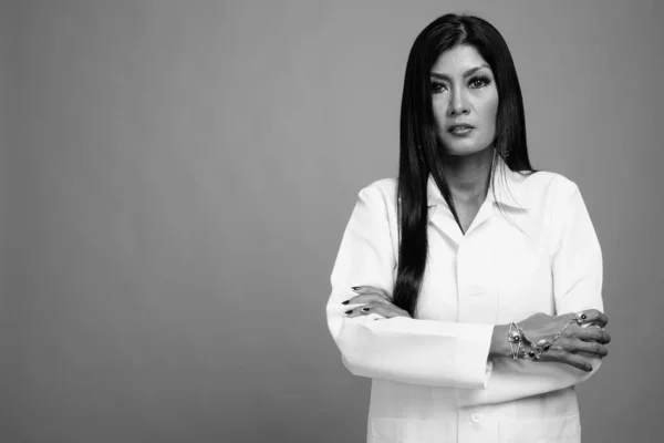Olgun Güzel Asyalı Kadın Doktorun Siyah Beyaz Gri Arka Planda — Stok fotoğraf