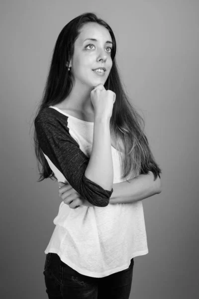 Студийный Снимок Молодой Красивой Женщины Сером Фоне Черно Белом — стоковое фото