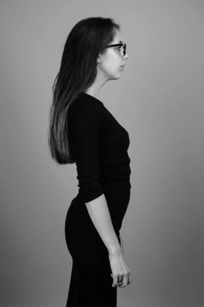 Studio Împușcat Tânără Femeie Frumoasă Fundal Gri Alb Negru — Fotografie, imagine de stoc