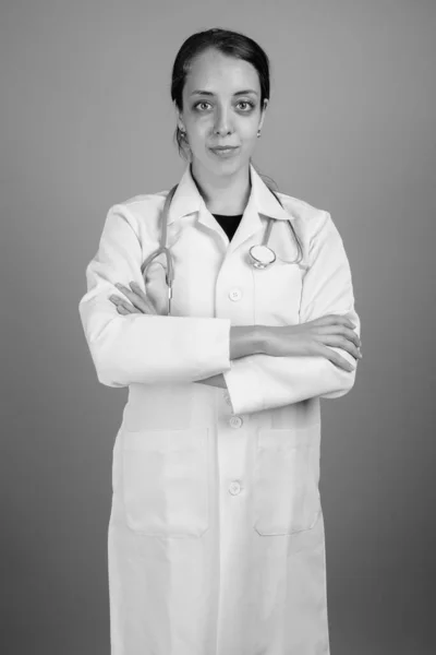 Estudio Joven Mujer Hermosa Médico Sobre Fondo Gris Blanco Negro — Foto de Stock