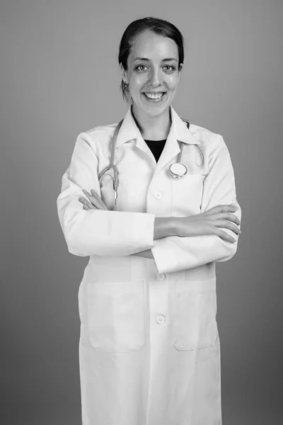 Estudio Joven Mujer Hermosa Médico Sobre Fondo Gris Blanco Negro — Foto de Stock