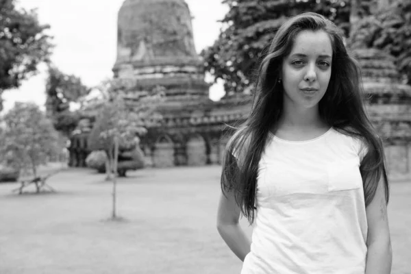 Портрет Молодой Красивой Туристки Отдыхающей Таиланде Черно Белом — стоковое фото
