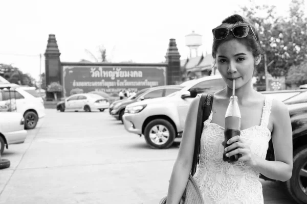 흑백으로 태국에서 휴가를 보내는 아름다운 아시아 여성의 — 스톡 사진