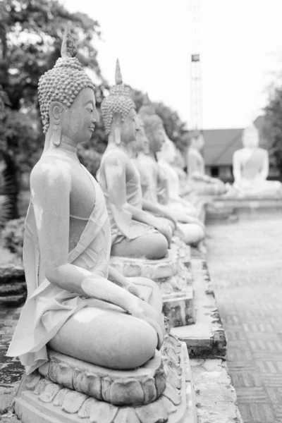 Skulptur Buddha Rader Med Gul Mantel Lindad Runt Varje Staty — Stockfoto