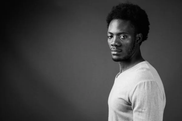 Estudio Joven Hombre Africano Guapo Con Pelo Afro Sobre Fondo —  Fotos de Stock