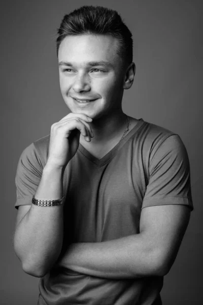 Estudio Joven Hombre Guapo Sobre Fondo Gris Blanco Negro — Foto de Stock