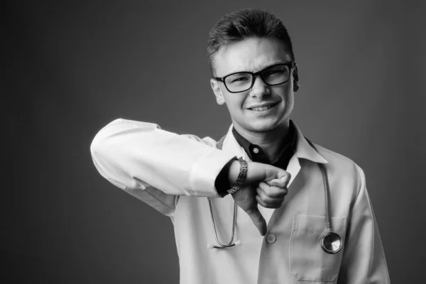 Studioaufnahme Eines Jungen Gut Aussehenden Arztes Mit Brille Vor Grauem — Stockfoto