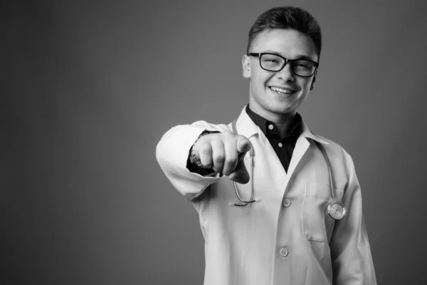 Estúdio Tiro Jovem Bonito Médico Homem Com Óculos Contra Fundo — Fotografia de Stock