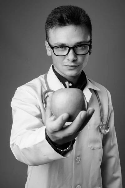 Studioaufnahme Eines Jungen Gut Aussehenden Arztes Mit Brille Vor Grauem — Stockfoto