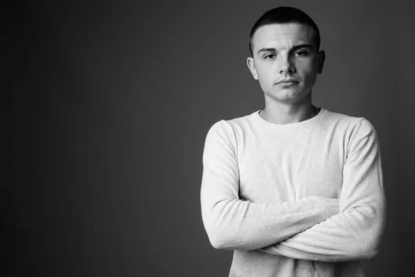 Estúdio Tiro Homem Bonito Jovem Contra Fundo Cinza Preto Branco — Fotografia de Stock