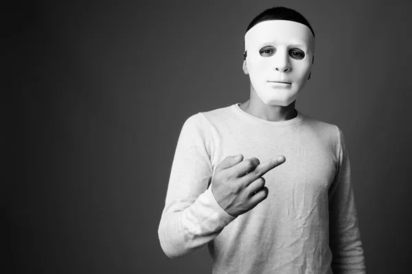 Στιγμιότυπο Του Νεαρού Άνδρα Που Φοράει Λευκή Μάσκα Γκρι Φόντο — Φωτογραφία Αρχείου