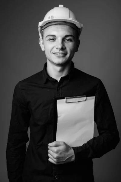 Estudio Plano Joven Hombre Negocios Guapo Como Ingeniero Con Hardhat — Foto de Stock