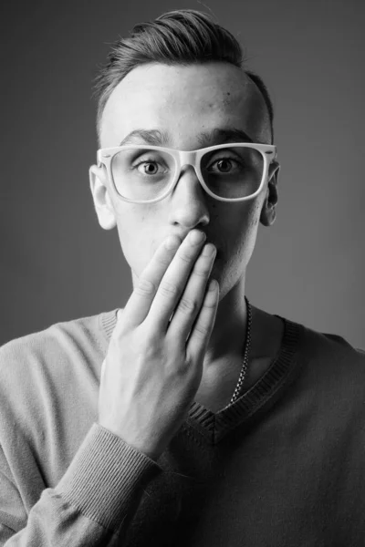 Estúdio Tiro Jovem Nerd Bonito Homem Vestindo Óculos Contra Fundo — Fotografia de Stock