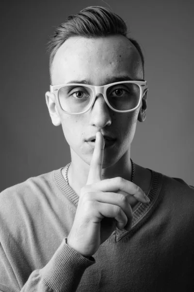 Estúdio Tiro Jovem Nerd Bonito Homem Vestindo Óculos Contra Fundo — Fotografia de Stock