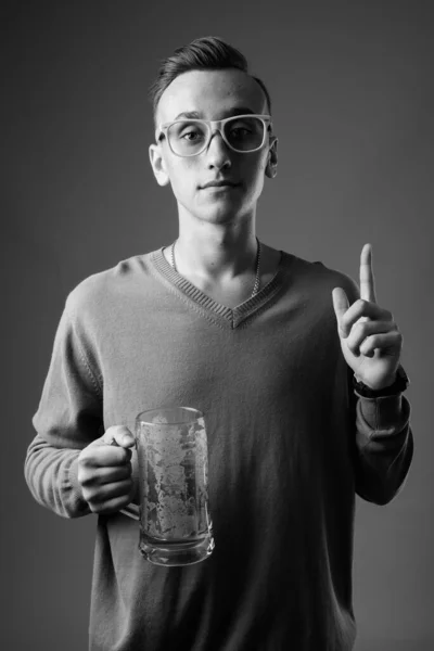 Studio Skott Ung Vacker Nörd Man Bär Glasögon Mot Grå — Stockfoto