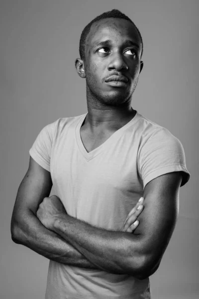 Studio Shot Young African Man Gray Background Black White — Φωτογραφία Αρχείου