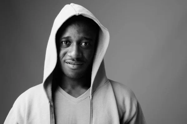Siyah Beyaz Gri Arka Planda Kapüşonlu Genç Afrikalı Adamın Stüdyo — Stok fotoğraf