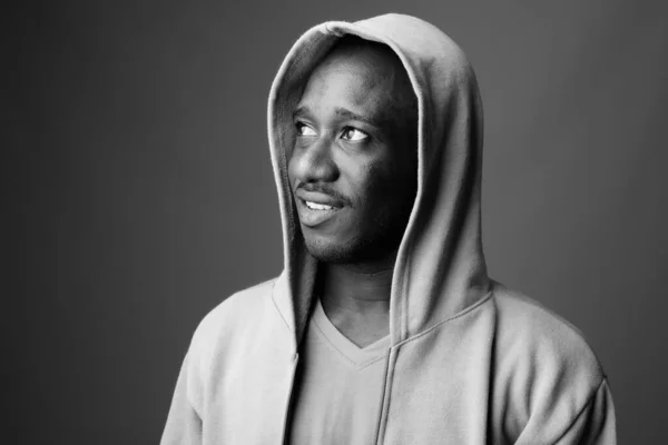 Siyah Beyaz Gri Arka Planda Kapüşonlu Genç Afrikalı Adamın Stüdyo — Stok fotoğraf